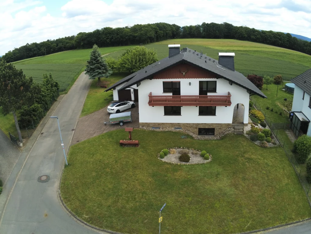 Ferienhaus Werra-Ausblick — Drohnenansicht mit Garten und Werrablick